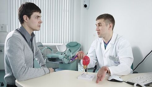 Le médecin prescrit un traitement de la prostatite avec un appareil.