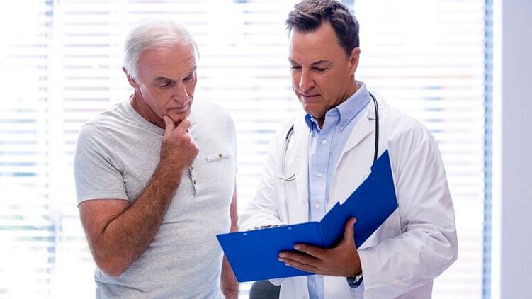Le médecin prescrit un traitement contre la prostatite.