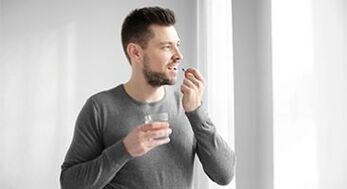 l'homme prend des médicaments pour le traitement de la prostatite